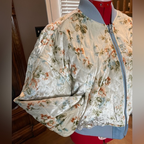 Urban Outfitters Quilted Floral Jacket, Sky Blue Size S Never Worn! - Picture 2 of 13